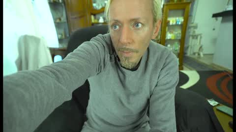 Snapshot of 00jeff31 chatting on January 1, 2025, 12:44 pm jeff online show from January 1, 2025, 12:44 pm