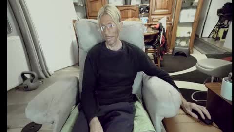 Snapshot of 00jeff31 chatting on October 12, 2025, 6:01 am jeff online show from October 12, 2025, 6:01 am