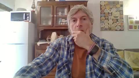 22esserre online show from October 17, 2025, 1:35 pm