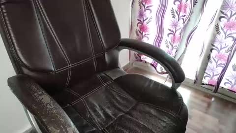 Snapshot of _aleena_ chatting on October 25, 2025, 5:15 am _aleena_ online show from October 25, 2025, 5:15 am