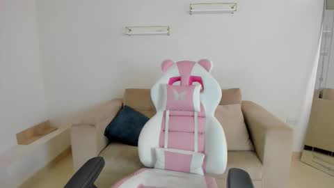 Snapshot of _april_smith_ chatting on October 30, 2025, 12:17 pm online show from October 30, 2025, 12:17 pm