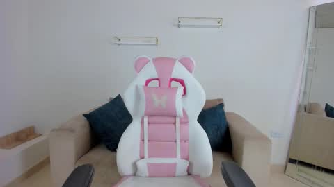 Snapshot of _april_smith_ chatting on November 10, 2025, 12:04 pm online show from November 10, 2025, 12:04 pm