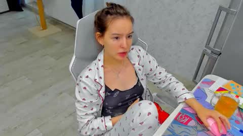 Snapshot of _arina_cox__ chatting on November 11, 2025, 11:43 am Arina online show from November 11, 2025, 11:43 am