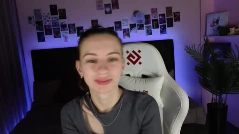 _ash_leyy_ online show from September 21, 2025, 1:29 am