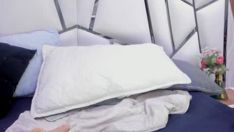 Snapshot of _aurora18 chatting on March 12, 2025, 6:07 am Aura online show from March 12, 2025, 6:07 am