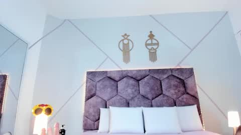 _aurora_collins_ online show from October 24, 2025, 12:56 pm