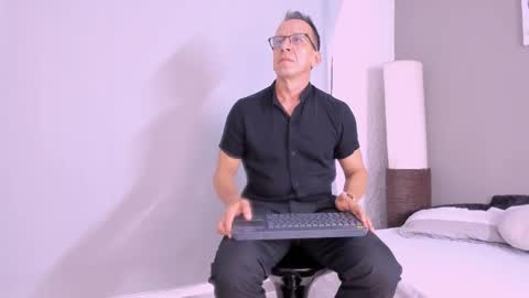 Snapshot of _axelking_ chatting on October 15, 2025, 11:43 am _axelking_ online show from October 15, 2025, 11:43 am