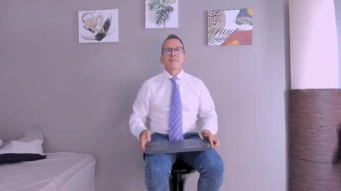 Snapshot of _axelking_ chatting on October 20, 2025, 11:43 am _axelking_ online show from October 20, 2025, 11:43 am