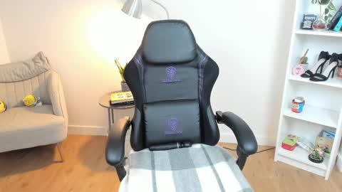 Bella Evans online show from March 3, 2025, 8:49 am