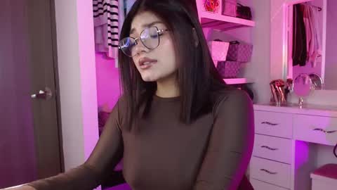 Snapshot of _camilaaa__ chatting on September 14, 2025, 5:50 am   online show from September 14, 2025, 5:50 am