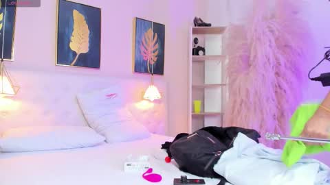 Snapshot of _cinnamon_star chatting on September 27, 2025, 12:32 pm _cinnamon_star online show from September 27, 2025, 12:32 pm