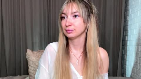 _crystal_moon_1 online show from November 6, 2025, 7:48 pm