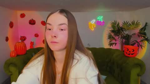 Snapshot of _cuddle_bug_ chatting on October 29, 2025, 1:35 pm Erika online show from October 29, 2025, 1:35 pm