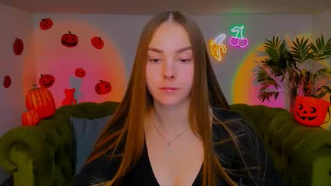 Snapshot of _cuddle_bug_ chatting on November 4, 2025, 2:16 pm Erika online show from November 4, 2025, 2:16 pm