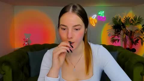 Snapshot of _cuddle_bug_ chatting on November 20, 2025, 7:08 am Erika online show from November 20, 2025, 7:08 am