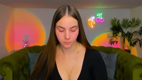 Snapshot of _cuddle_bug_ chatting on December 2, 2025, 1:17 pm Erika online show from December 2, 2025, 1:17 pm