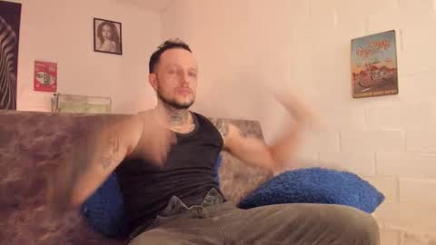 Snapshot of _emilio_escobar chatting on November 19, 2025, 9:31 am Emilio online show from November 19, 2025, 9:31 am