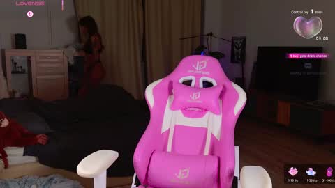 Mia  online show from November 19, 2025, 12:27 pm