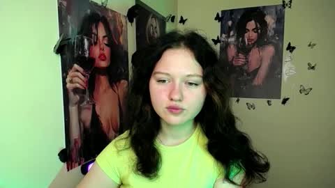 Snapshot of _foxy_lady chatting on September 18, 2025, 6:26 am Alice online show from September 18, 2025, 6:26 am