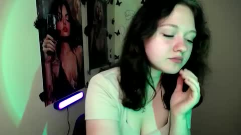 Snapshot of _foxy_lady chatting on October 11, 2025, 6:23 am Alice online show from October 11, 2025, 6:23 am