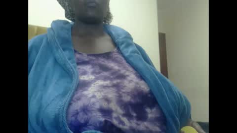 Snapshot of _hotchocxx chatting on December 14, 2025, 4:23 pm _hotchocxx online show from December 14, 2025, 4:23 pm