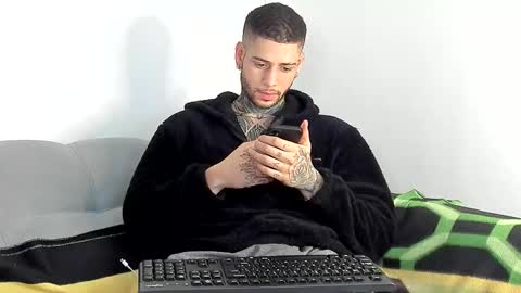 Snapshot of _jamesleandros chatting on November 28, 2025, 12:52 pm jeison online show from November 28, 2025, 12:52 pm