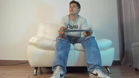 Snapshot of _juanes__ chatting on January 3, 2025, 6:35 pm _juanes__ online show from January 3, 2025, 6:35 pm