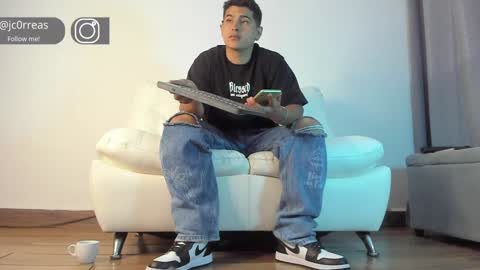 Snapshot of _juanes__ chatting on January 15, 2025, 9:30 pm _juanes__ online show from January 15, 2025, 9:30 pm