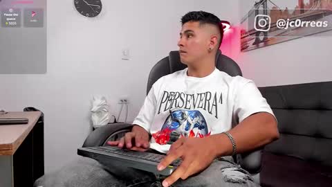 Snapshot of _juanes__ chatting on October 15, 2025, 10:32 pm _juanes__ online show from October 15, 2025, 10:32 pm