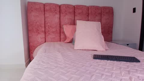 Kendall online show from November 5, 2025, 11:54 am