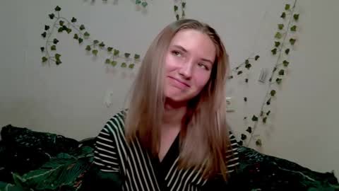 _kikiclark_ online show from November 7, 2025, 9:04 pm