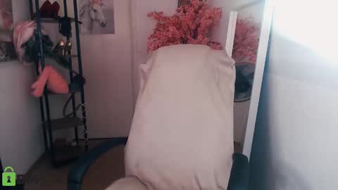 Snapshot of _kittyboo chatting on February 19, 2025, 11:49 am Aleksa online show from February 19, 2025, 11:49 am