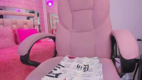 Snapshot of _laaura_ chatting on March 2, 2025, 3:16 pm Laura online show from March 2, 2025, 3:16 pm