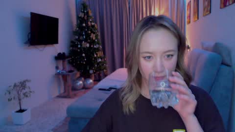 _lalune_ online show from December 3, 2024, 12:02 am