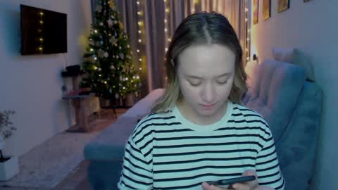 _lalune_ online show from December 16, 2024, 9:52 pm