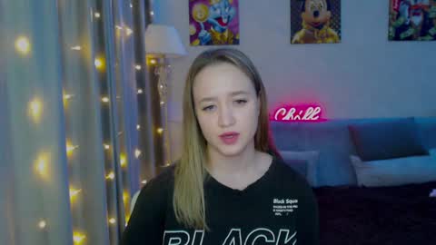 _lalune_ online show from December 20, 2024, 8:23 pm