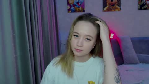 _lalune_ online show from December 24, 2024, 9:33 pm