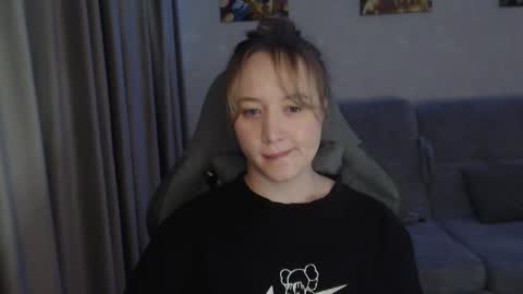 _lalune_ online show from March 10, 2025, 4:03 pm