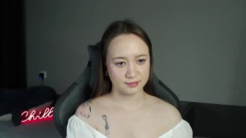 _lalune_ online show from December 1, 2025, 4:06 am