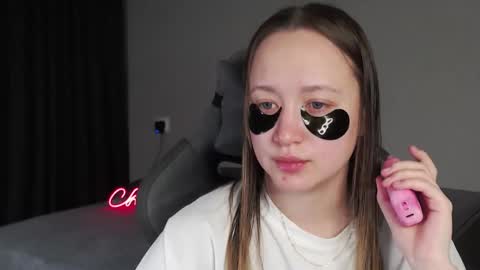 _lalune_ online show from December 4, 2025, 3:38 am