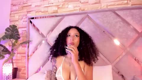 Lanna  online show from November 17, 2025, 1:11 am