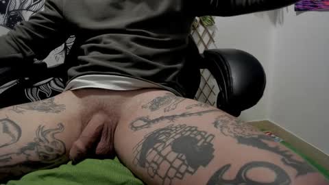 Snapshot of _layne chatting on February 21, 2025, 11:01 am Layne online show from February 21, 2025, 11:01 am