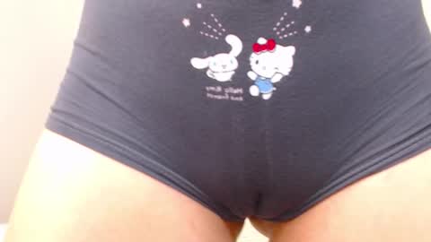 Snapshot of _little_misss chatting on November 11, 2025, 7:19 am Mila online show from November 11, 2025, 7:19 am