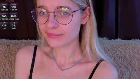 Monica online show from December 1, 2025, 9:42 pm