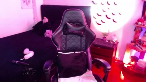 Snapshot of _lucyx__ chatting on January 27, 2025, 9:00 pm Queen. Help me reach 100 thumbs up online show from January 27, 2025, 9:00 pm