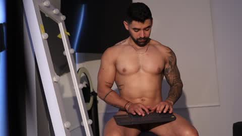 Snapshot of _mikestone chatting on December 5, 2024, 2:00 pm soy mike online show from December 5, 2024, 2:00 pm