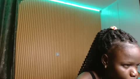 Snapshot of _milah chatting on November 7, 2025, 9:59 pm Milah online show from November 7, 2025, 9:59 pm