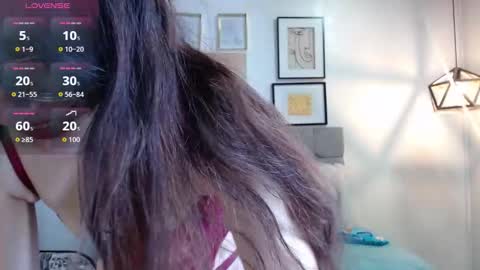 _naomi_s online show from December 1, 2025, 2:33 pm