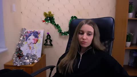 Snapshot of _nicole_new chatting on December 24, 2024, 12:44 pm Nica online show from December 24, 2024, 12:44 pm