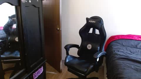 Snapshot of _schnnneider_ chatting on October 8, 2025, 8:17 pm SCHNEIDER online show from October 8, 2025, 8:17 pm